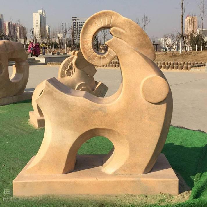 Sculptură abstractă în piatră